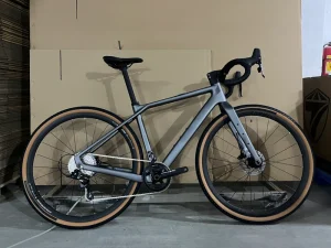 700c Gravel Bike SRAM 11-Speed Off-Road Carbon Fiber Racing City Bike with Inner Ribbar and Inner Cable System