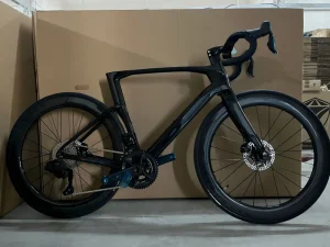 Premium 3K Full Carbon Fiber Road Bike with 24 Speed Wireless Drivetrain 700C Carbon Wheelset for Competitive Cycling